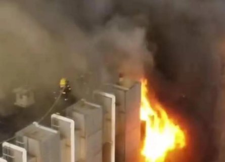 大连消防员们站101米高台灭火，导致起火的原因是什么？