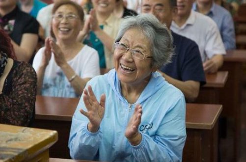 日本84岁女高中生毕业，你会不会被她的行为打动？