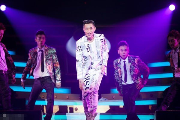 魏晨求婚成功，为何微博很多网友在问是不是快本打电话那一个？