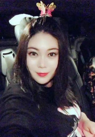 当年春晚一夜爆红的“西单女孩”，过去9年了，她现状如何了？