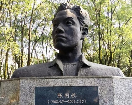 31岁新生报到，一张特殊的“父子合影”令人泪目！背后有着怎样的故事？