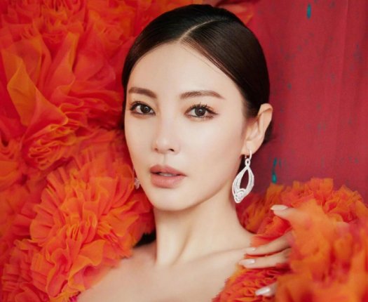 张雨绮牵手小10岁男生现身婚纱店，你看好他们之间的感情吗？