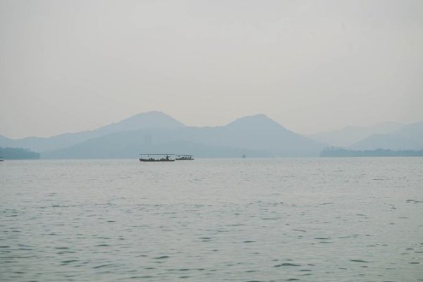 水光潋滟晴方好，山色空蒙雨亦奇。的意思是什么？