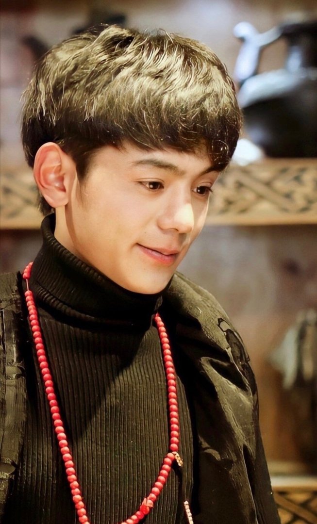 网红小伙丁真第一次看电影，被怼上热搜，究竟是怎么回事？