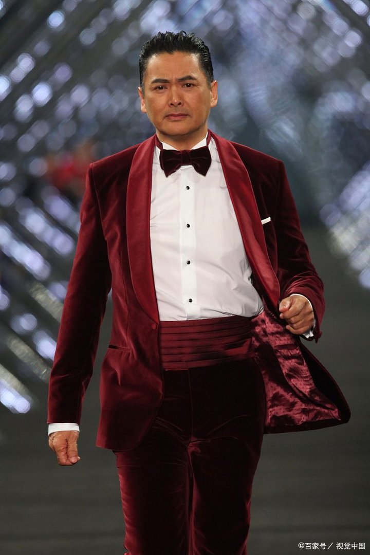 吴孟达离世后，周润发评价昔日同学，曾因未现身葬礼被网暴，怎么回事？