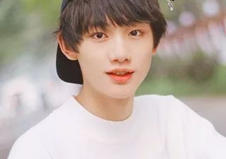 丁程鑫已签约成《快本》常驻被曝出，《快本》为何选择换主持人？