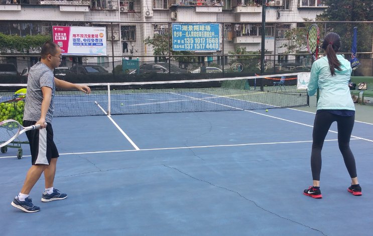 下蹲式发球的动作要领