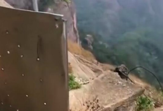 景区如何回应百米悬崖边建厕所一事的？