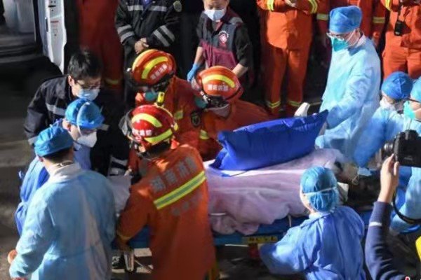 长沙塌楼事故第8名被困者腿部被压，这名被困者目前的情况如何了？