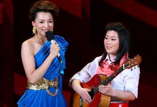 当年春晚一夜爆红的“西单女孩”，过去9年了，她现状如何了？