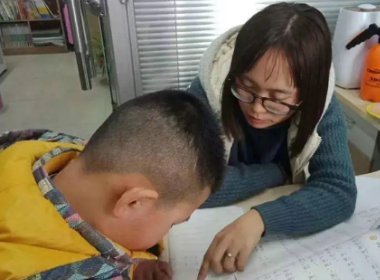 崩溃!哥哥辅导妹妹写作业被气哭,哥哥能否体会到妈妈的不易?