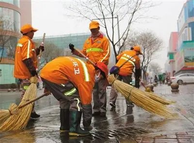 环卫工连夜清除红毯积水，确保护卫队通行不受影响，他们的工作有多辛苦？