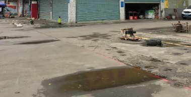 牵狗女孩称想向老人道歉，她的措辞为何前后不一