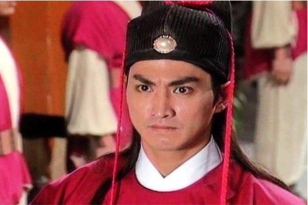 同为护卫的展昭和李元芳相比，谁的武功要更为厉害一些?