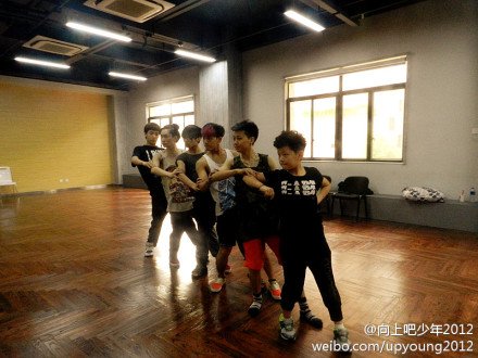 求湖南卫视向上吧少年大舞团的集体图片。