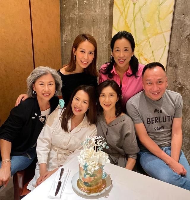 叶倩文与港姐聚会，大方展示白发，她现在的状态怎么样？