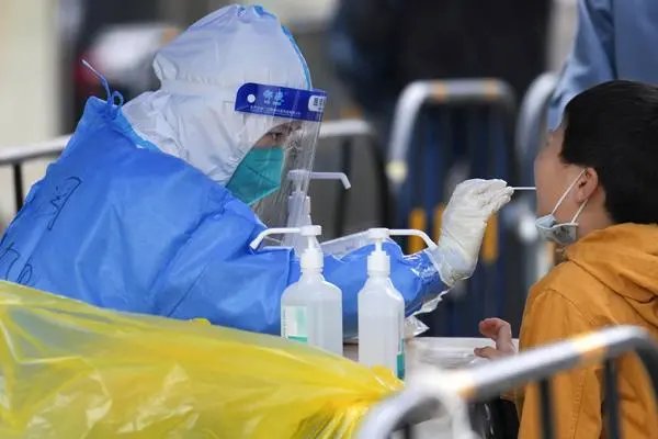 “隐性”感染者比例有多少?新冠感染潮什么时候到来?