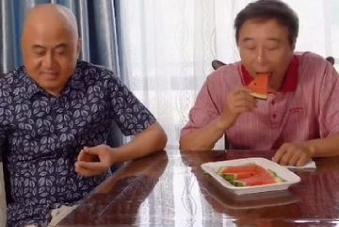 冯巩上街排队买汤圆，结果碰见海派创始人方清平，两人擦出了什么火花？