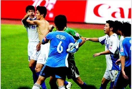 宜春多名球员追打裁判，球员会面临什么处罚？