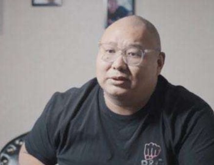 南京胖哥见义勇为后无法控制排泄物，他目前的身体状况如何？