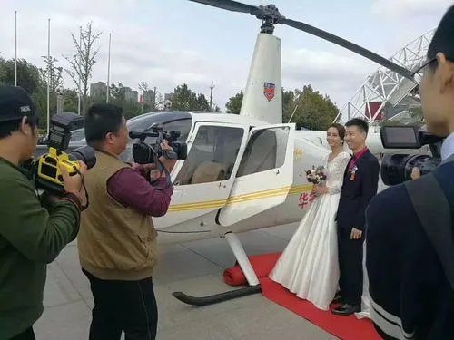 吹得还很凉快！重庆村民吃婚宴遇直升机悬停，现场情况如何？