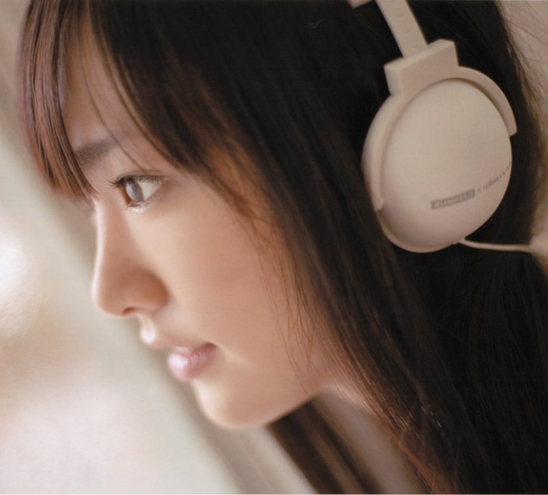 新垣结衣的这个耳机哪个牌子，什么型号的？