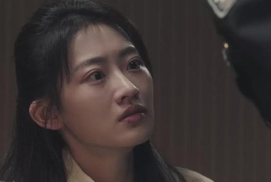 影视剧扫黑风暴中，徐英子咬桌角是什么意思？