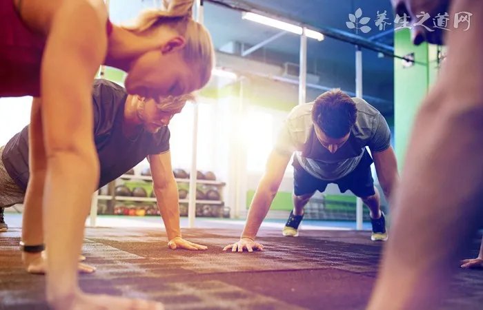 女生亲男生喉结有啥反应，告诉你＂会秒硬＂(超级敏感)