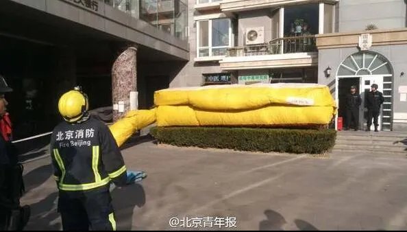 公交追尾水泥罐车 公交车受损严重1死3伤