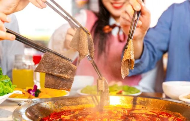 长春一饭店把剩菜给下桌顾客吃