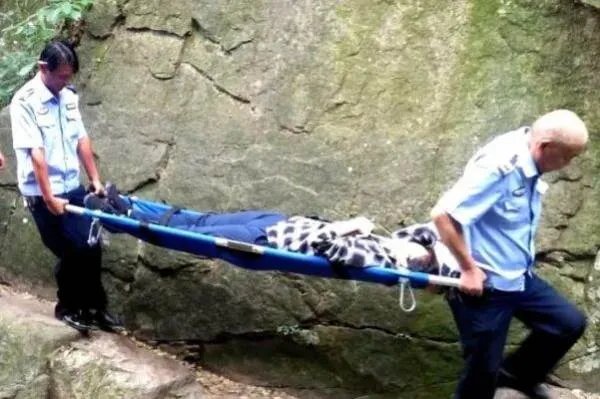 医院回应急救伤者从担架摔落,你觉得这种情况可以原谅吗?