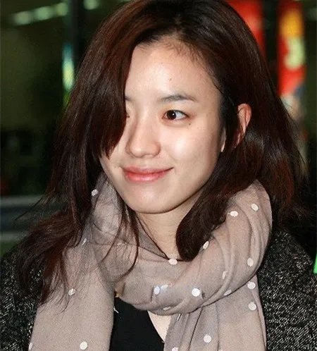 韩孝珠素颜照片曝光 傲人美腿引争议