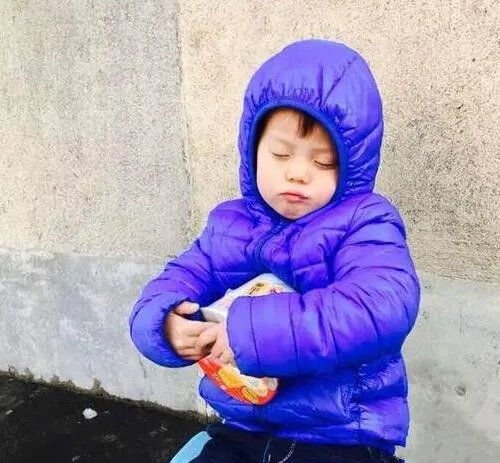 男孩捧方便面睡着 父亲在旁检修让人心疼