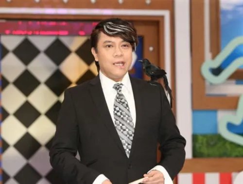 蔡康永面部神经失调因工作压力大 嘴歪脸不对称需两月回复