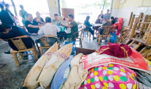 四川绵阳暴雨市民坐积水中淡定吃饭,他们当时的心理是怎样的?