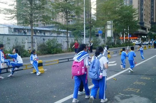 对于小学生放学躺校门口等家长一事，学生这种行为可取吗？