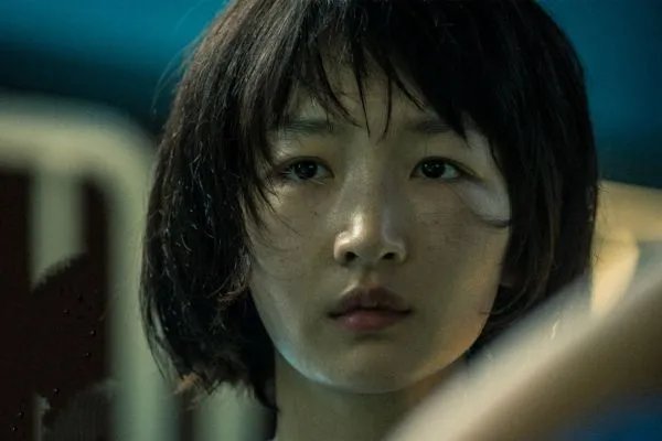 周冬雨获金鸡奖最佳女主角，你觉得她是实至名归吗？