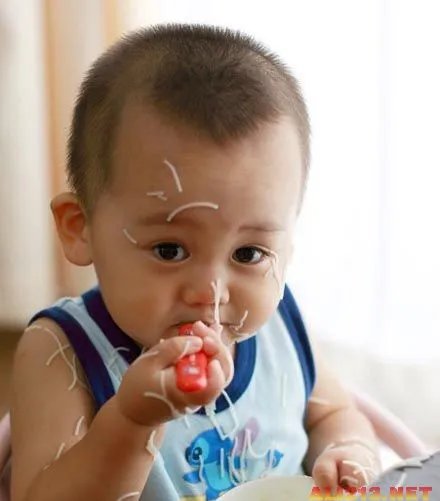 “吃面弟”火速走红 盘点网络上爆红的萌童