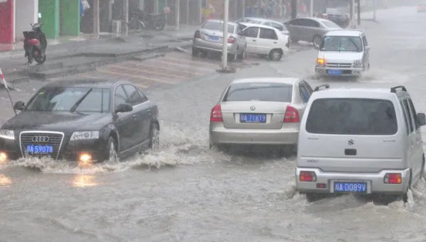 四川绵阳暴雨市民坐积水中淡定吃饭,他们当时的心理是怎样的?