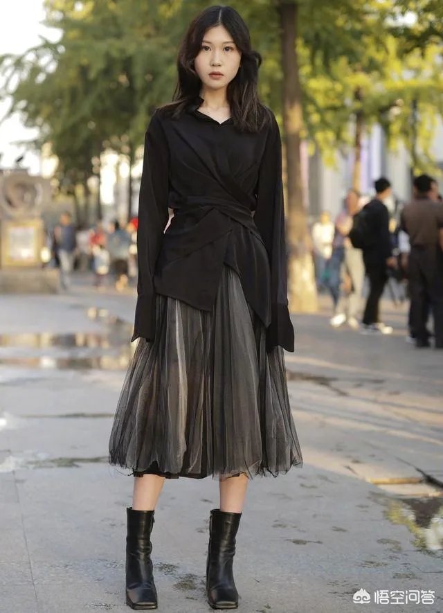 黑色纱裙怎么搭?