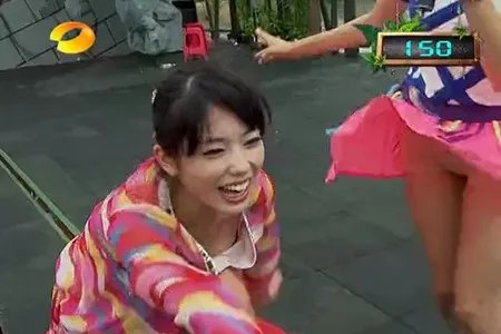 湖南卫视智勇大冲关女主持人 回应不穿内裤真相