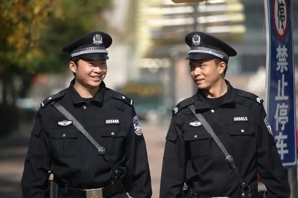 浙江一民警冲下河90秒救起落水者，你如何看待此民警的行为？