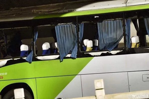 公交追尾水泥罐车 公交车受损严重1死3伤