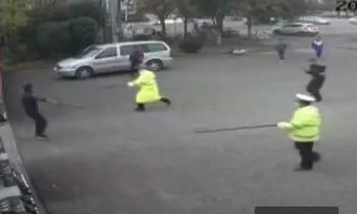 持刀凶徒窜入法院被法警制服是怎么回事？