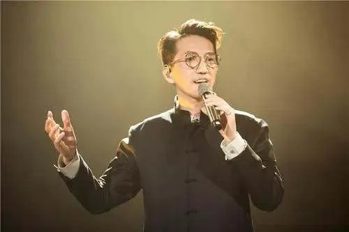 网曝林志炫要退出《披荆斩棘的哥哥》，节目中他的表现好吗？