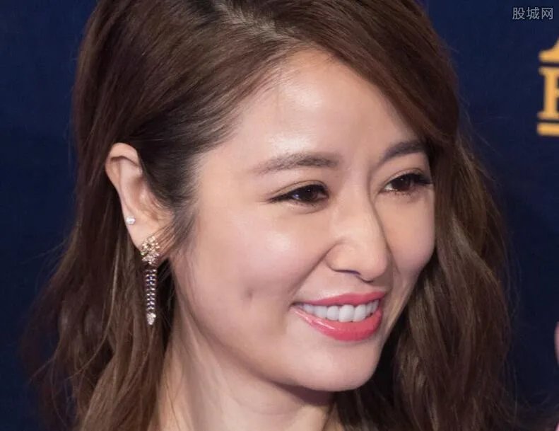 究竟陈坤林心如是什么关系 在真人秀节目上又抱又吻