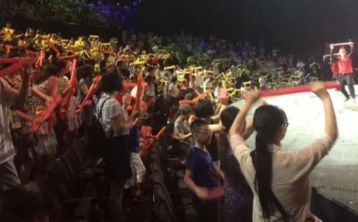 抗疫者看演出身亡