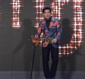 周杰伦演唱会摔倒 周杰伦摔倒的原因竟然是因为它