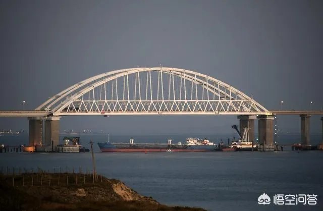 如何看待俄罗斯军舰向乌克兰开火，俄乌局势将会如何发展？