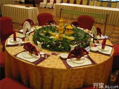 中餐宴会摆台基本标准  餐桌摆台有讲究